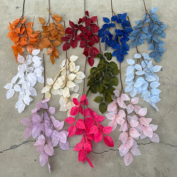 Umelé listy ruží a jesenné listy pre stropný kvetinový aranžmán vo svadobnej sále