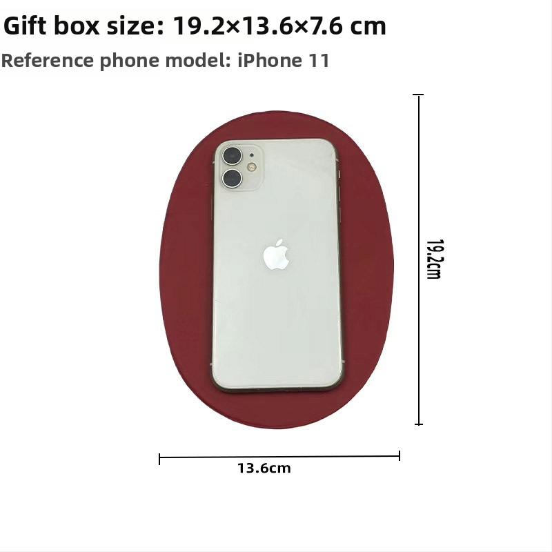 Prázdny oválny darčekový box s mašľou, červený kraft papier, darček pre družičku na Vianoce a Nový rok