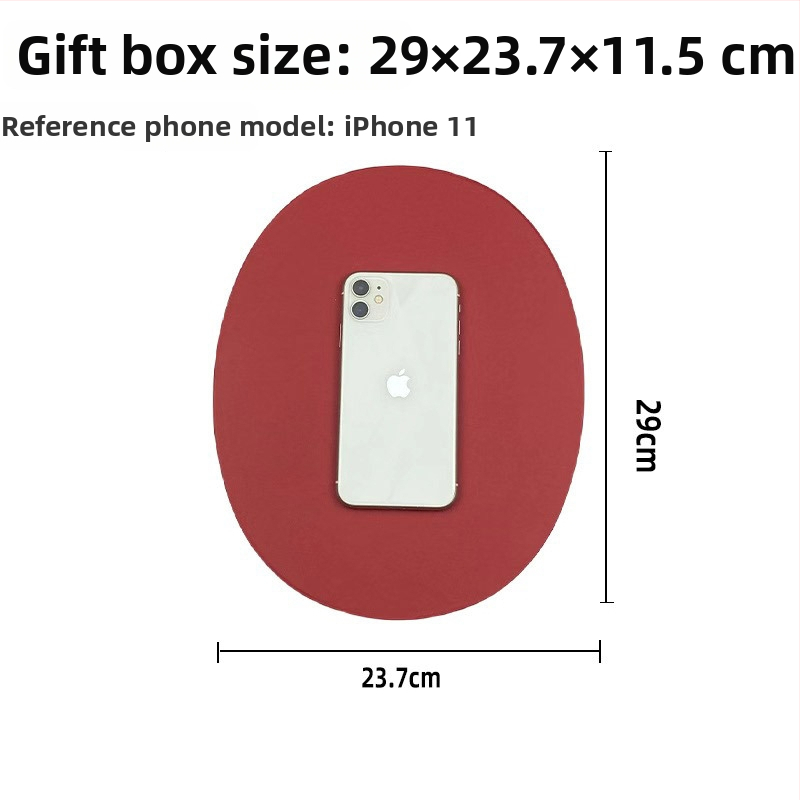 Prázdny oválny darčekový box s mašľou, červený kraft papier, darček pre družičku na Vianoce a Nový rok