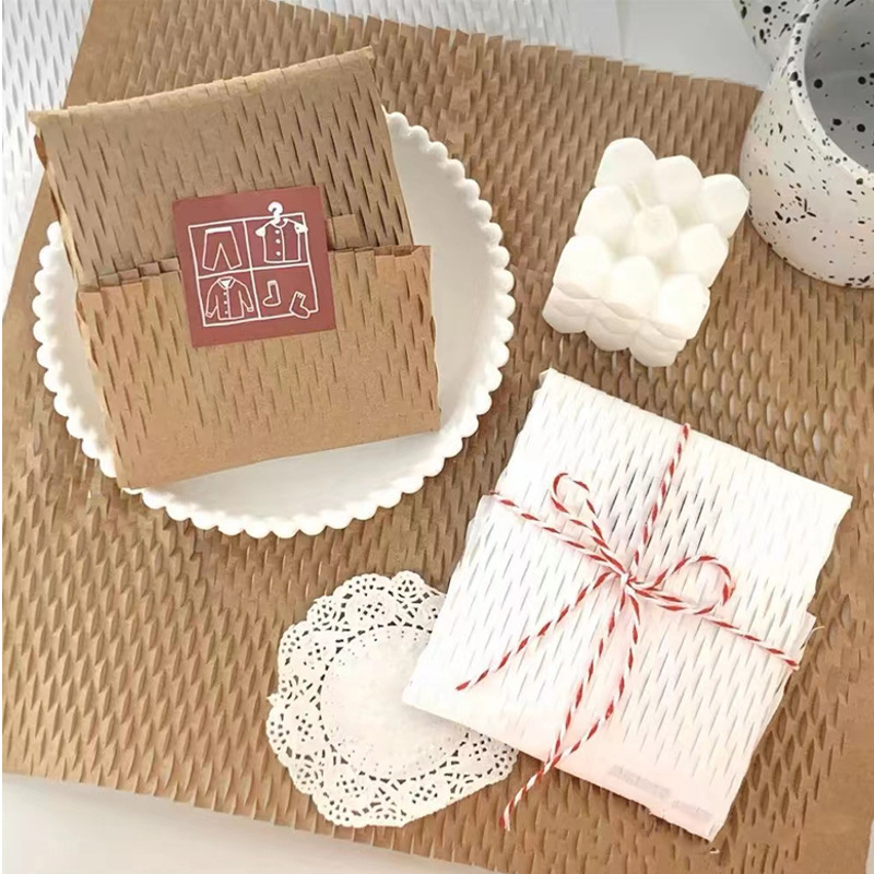 Prázdny oválny darčekový box s mašľou, červený kraft papier, darček pre družičku na Vianoce a Nový rok