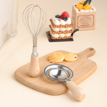 Nerezová súprava na pečenie s drevenou rúčkou: špachtľa na syr, roztláčač, oddeľovač bielkovín, sitko na múku, nástroje na torty