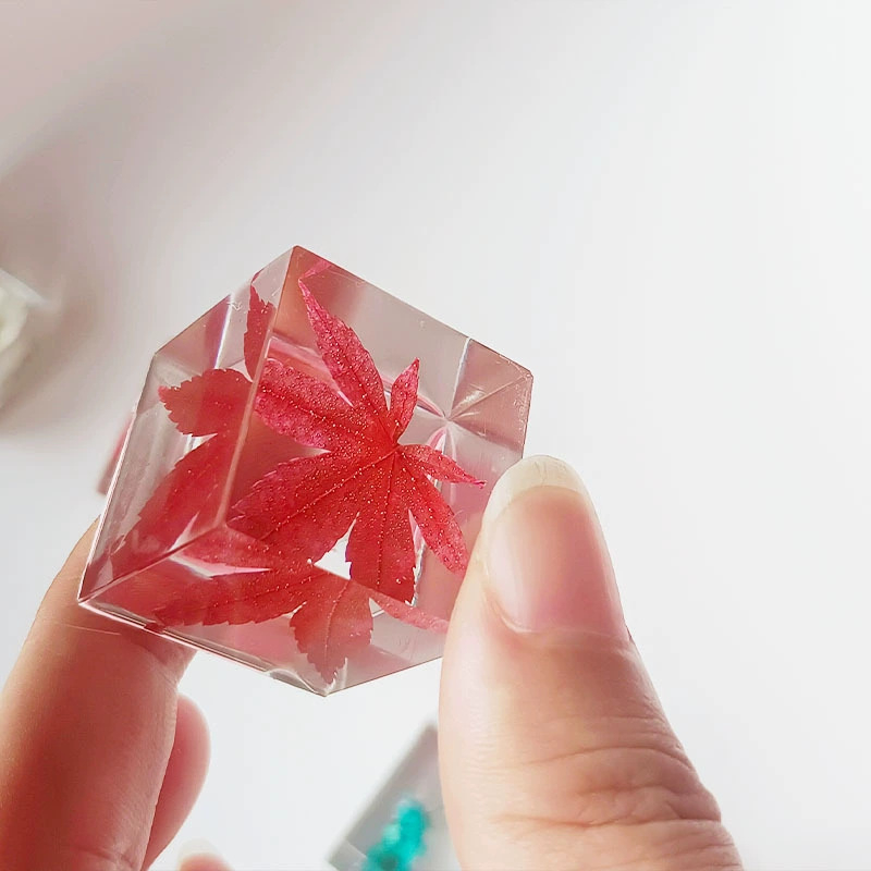 Kryštálový kubus s rastlinným vzorom — ručne vyrobená 3D živica so sušenými kvetmi (ruža, list javoru), dekoratívny darčekový ozdobný predmet