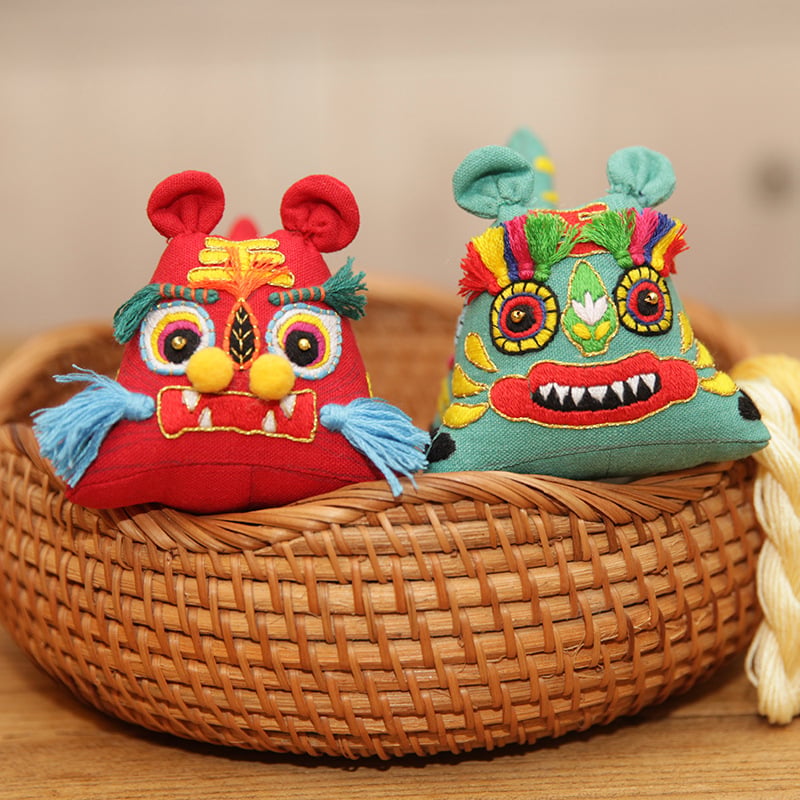 DIY sada vyšívania: plyšová tigrová figurka z textílie so Lu výšivkou — ručne vyrobená 3D kvetinová drak dekorácia
