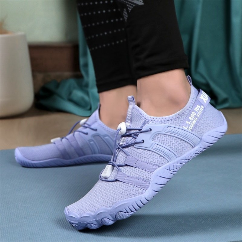 Beltéri fitneszcipő csillapító talppal, alacsony sarkú (1–3 cm), uniszex, jóga és aerobik, általános edzéshez; felső része pamutból, talp természetes gumiból