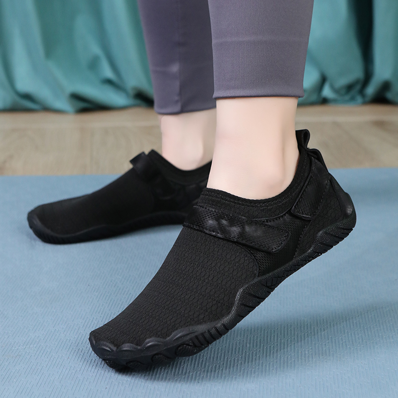 Beltéri fitneszcipő csillapító talppal, alacsony sarkú (1–3 cm), uniszex, jóga és aerobik, általános edzéshez; felső része pamutból, talp természetes gumiból