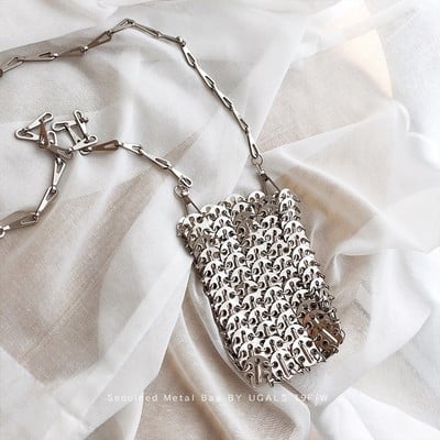 Női crossbody táska láncos vállpánttal, fénylő gyöngy díszítéssel, PVC anyagból, közepes méret, mindennapi használatra, telefonhoz