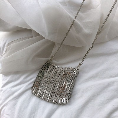 Női crossbody táska láncos vállpánttal, fénylő gyöngy díszítéssel, PVC anyagból, közepes méret, mindennapi használatra, telefonhoz