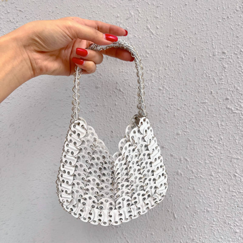 Női crossbody táska láncos vállpánttal, fénylő gyöngy díszítéssel, PVC anyagból, közepes méret, mindennapi használatra, telefonhoz