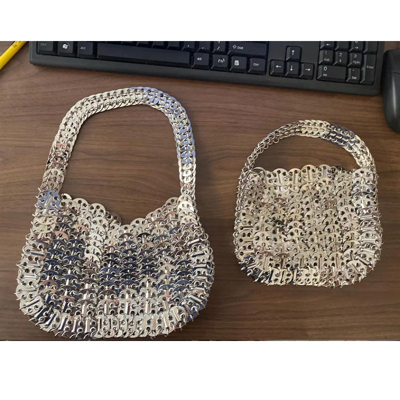 Női crossbody táska láncos vállpánttal, fénylő gyöngy díszítéssel, PVC anyagból, közepes méret, mindennapi használatra, telefonhoz