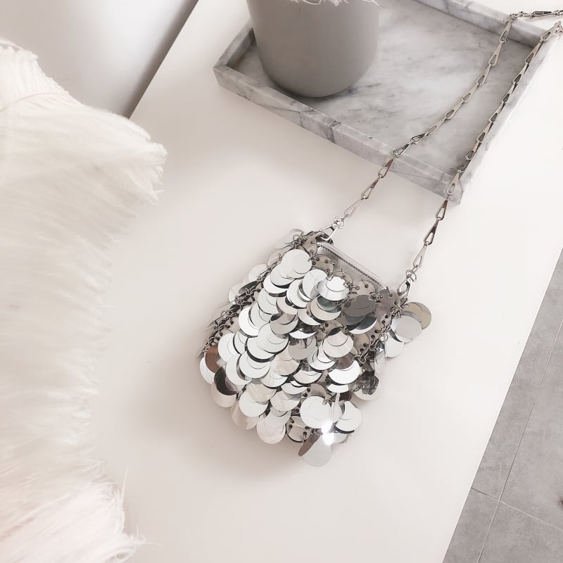 Női crossbody táska láncos vállpánttal, fénylő gyöngy díszítéssel, PVC anyagból, közepes méret, mindennapi használatra, telefonhoz