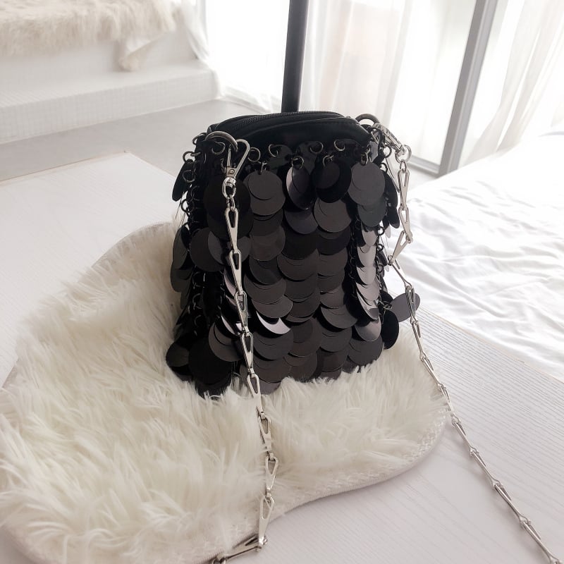 Női crossbody táska láncos vállpánttal, fénylő gyöngy díszítéssel, PVC anyagból, közepes méret, mindennapi használatra, telefonhoz