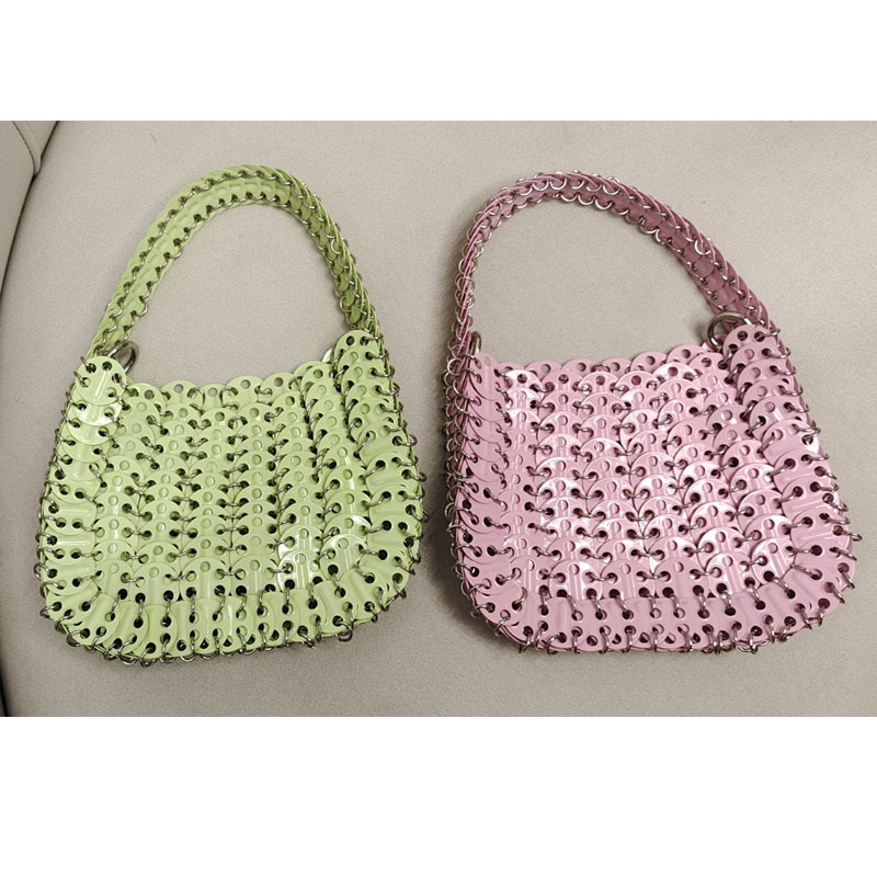 Női crossbody táska láncos vállpánttal, fénylő gyöngy díszítéssel, PVC anyagból, közepes méret, mindennapi használatra, telefonhoz