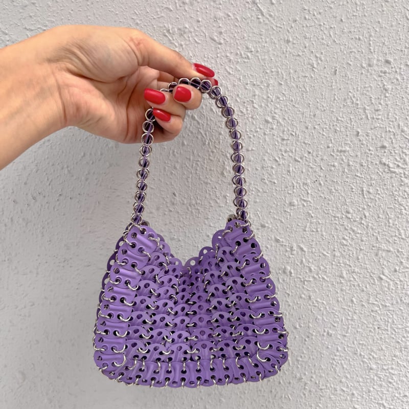 Női crossbody táska láncos vállpánttal, fénylő gyöngy díszítéssel, PVC anyagból, közepes méret, mindennapi használatra, telefonhoz