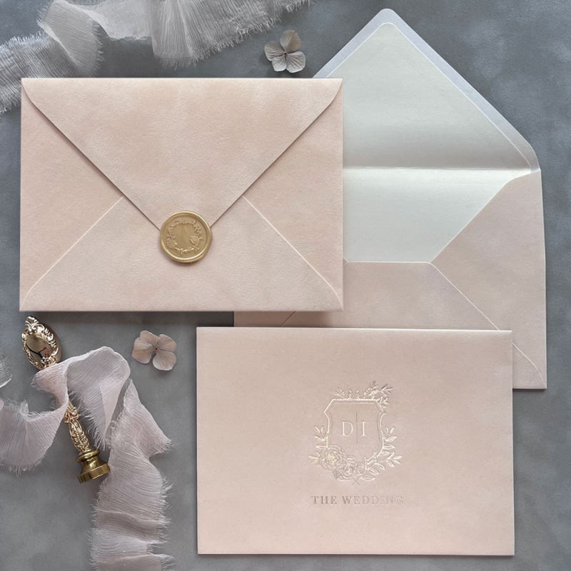 Sametové obálky na svadobné pozvánky s voskovou pečaťou a zlatým logom