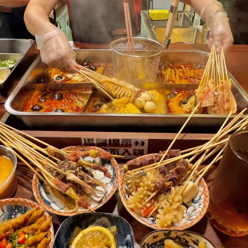 Štvorcový profesionálny hrniec na shabu-shabu, pikantný hot pot a oden, s krížovými mriežkovými deliči pre špízy