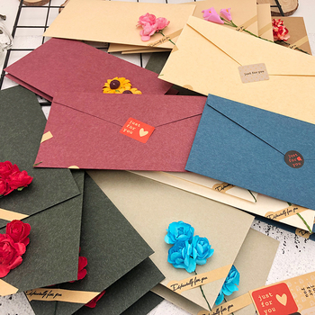 Set obálok a listového papiera so sušenými kvetmi, kraft papier, vintage štýl listu lásky a pozvánky