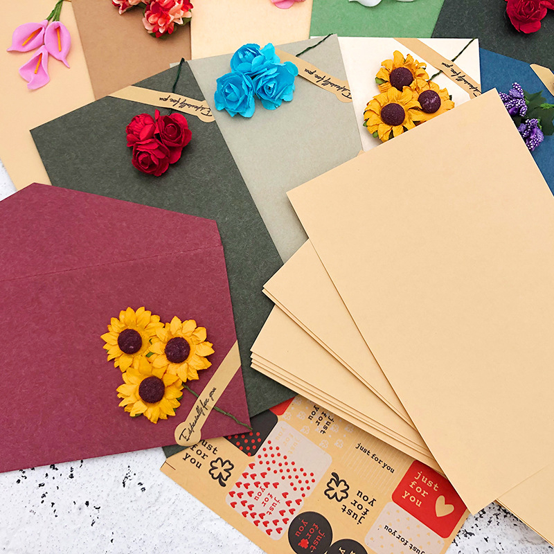 Set obálok a listového papiera so sušenými kvetmi, kraft papier, vintage štýl listu lásky a pozvánky