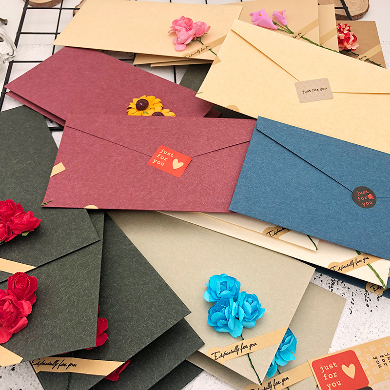 Set obálok a listového papiera so sušenými kvetmi, kraft papier, vintage štýl listu lásky a pozvánky