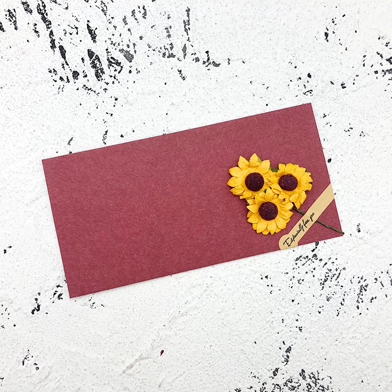 Set obálok a listového papiera so sušenými kvetmi, kraft papier, vintage štýl listu lásky a pozvánky
