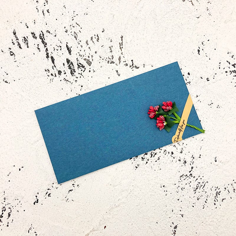 Set obálok a listového papiera so sušenými kvetmi, kraft papier, vintage štýl listu lásky a pozvánky