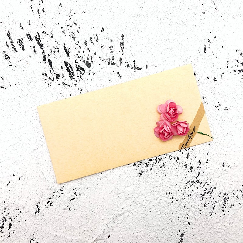 Set obálok a listového papiera so sušenými kvetmi, kraft papier, vintage štýl listu lásky a pozvánky