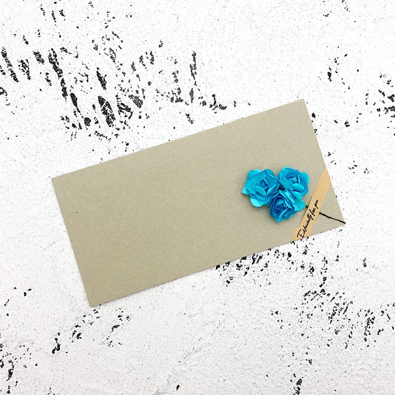 Set obálok a listového papiera so sušenými kvetmi, kraft papier, vintage štýl listu lásky a pozvánky