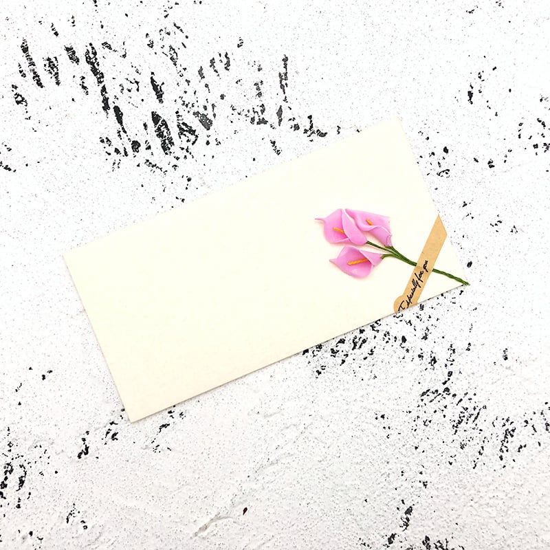 Set obálok a listového papiera so sušenými kvetmi, kraft papier, vintage štýl listu lásky a pozvánky