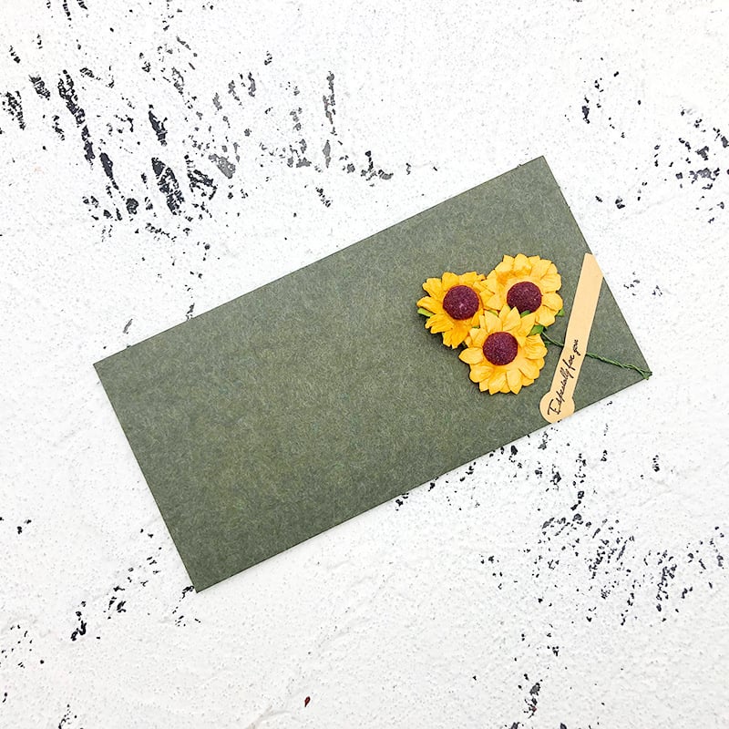 Set obálok a listového papiera so sušenými kvetmi, kraft papier, vintage štýl listu lásky a pozvánky