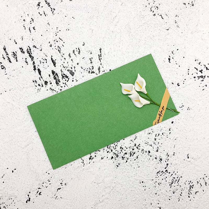 Set obálok a listového papiera so sušenými kvetmi, kraft papier, vintage štýl listu lásky a pozvánky