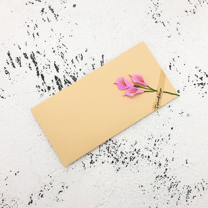 Set obálok a listového papiera so sušenými kvetmi, kraft papier, vintage štýl listu lásky a pozvánky