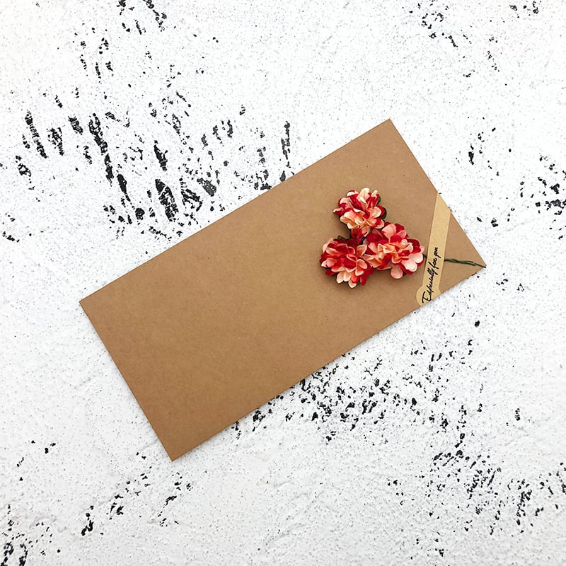 Set obálok a listového papiera so sušenými kvetmi, kraft papier, vintage štýl listu lásky a pozvánky