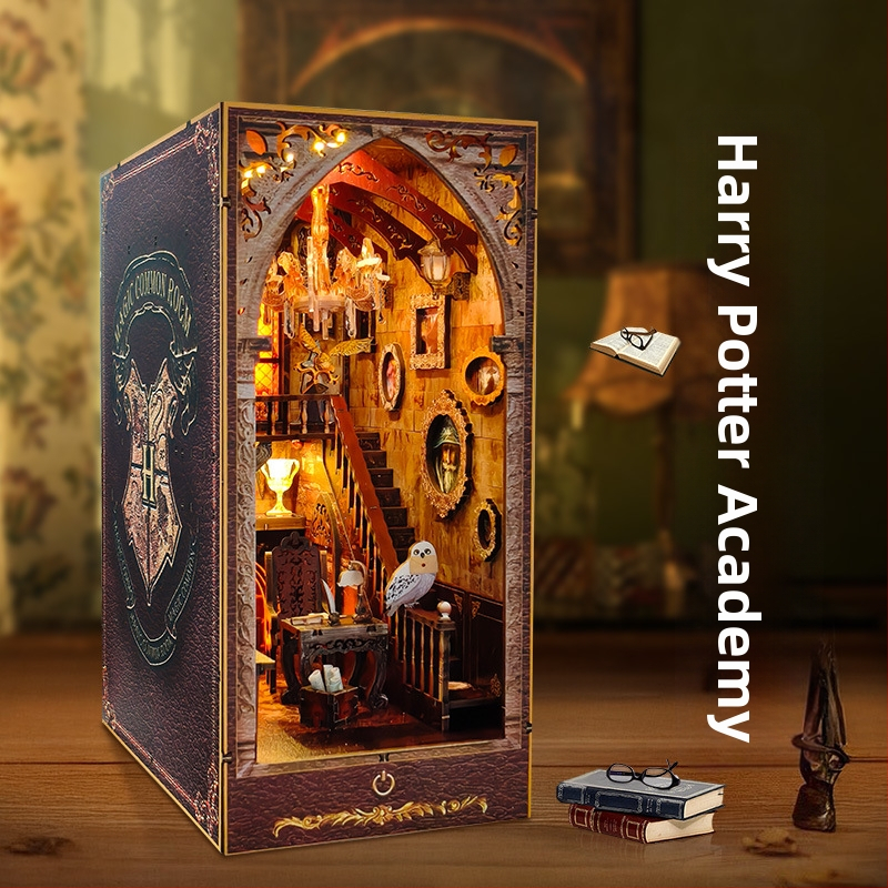 DIY drevený domček na knihy – inšpirovaný Hogwartsom, 3D skladačka pre miniatúrnu scénu