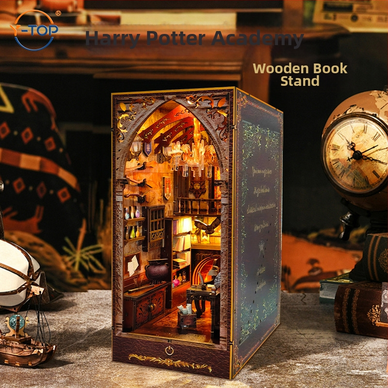 DIY drevený domček na knihy – inšpirovaný Hogwartsom, 3D skladačka pre miniatúrnu scénu