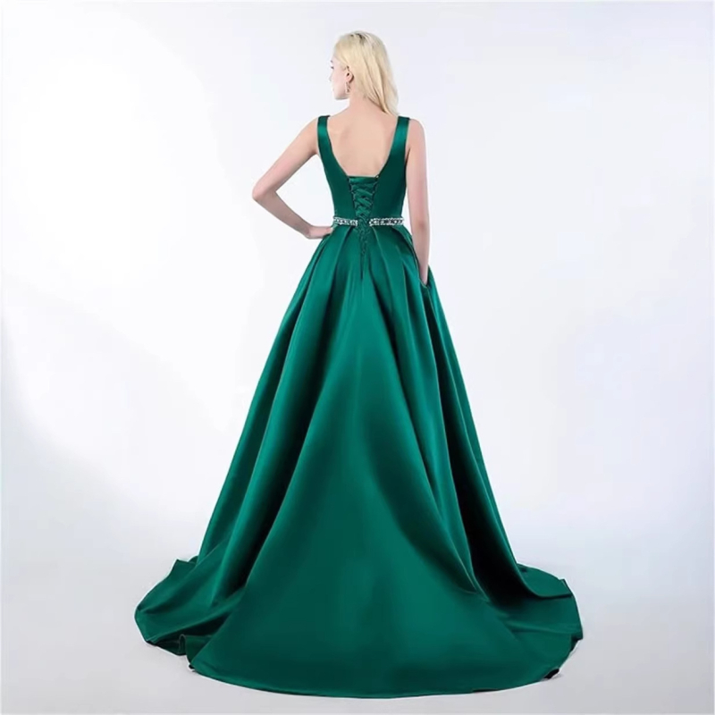 Hosszú szatén estélyi ruha nőknek, elegáns és minimalist stílusú