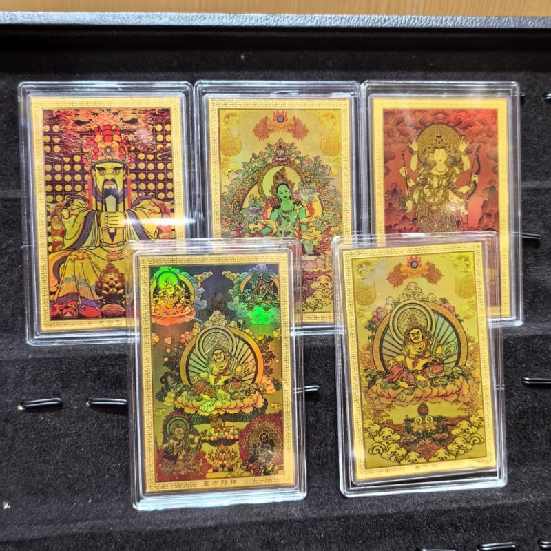 Zlatá nálepka na telefón so zlatou sochou Budhu zo 999 čistého zlata, znamenia zverokruhu, dvanásť ochranných božstiev a amulet Tathagata