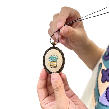 Kvetinový vyšívací DIY set – prívesok na kabelku a ozdoba na náhrdelník z textílie