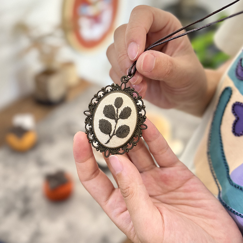 Kvetinový vyšívací DIY set – prívesok na kabelku a ozdoba na náhrdelník z textílie