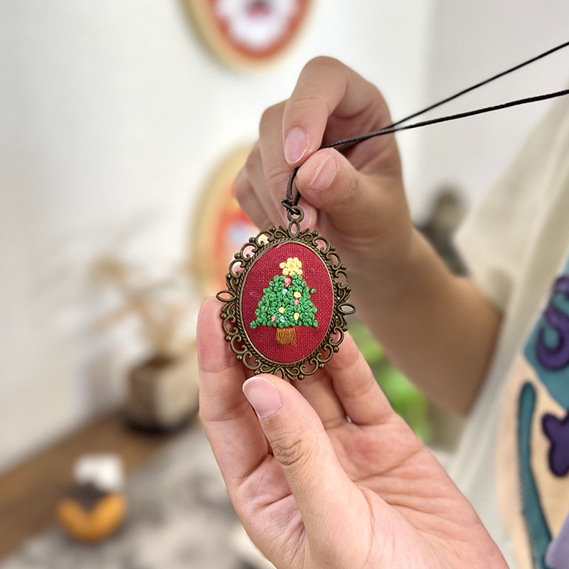 Kvetinový vyšívací DIY set – prívesok na kabelku a ozdoba na náhrdelník z textílie