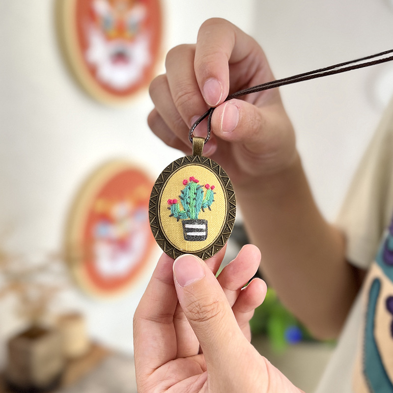 Kvetinový vyšívací DIY set – prívesok na kabelku a ozdoba na náhrdelník z textílie