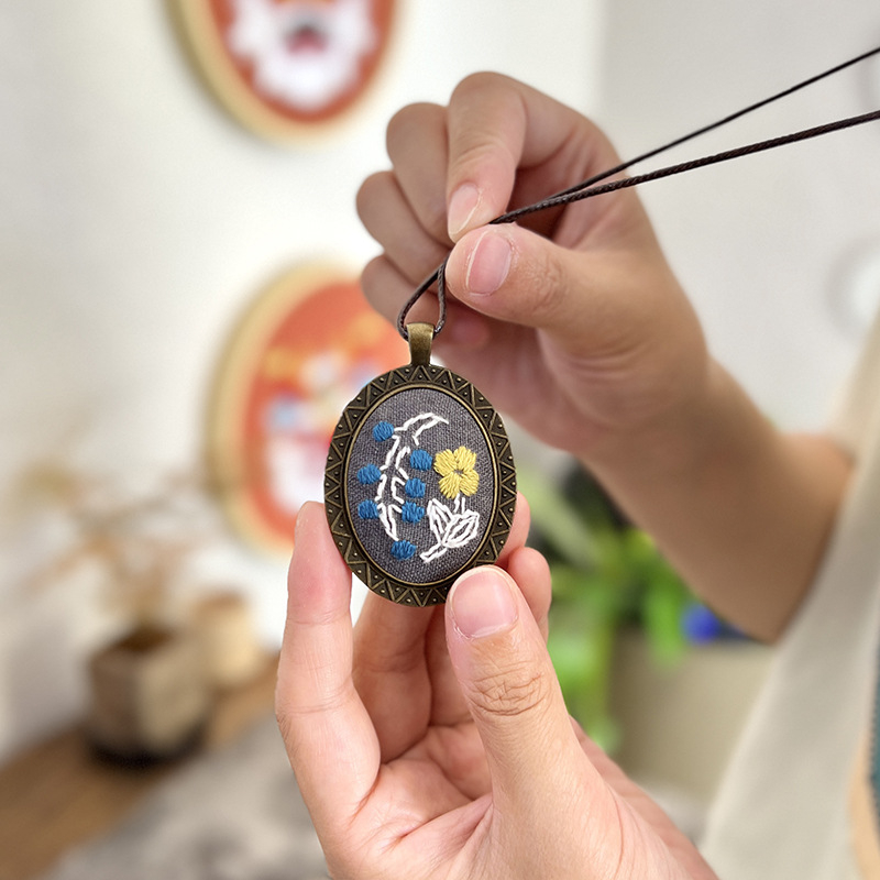 Kvetinový vyšívací DIY set – prívesok na kabelku a ozdoba na náhrdelník z textílie