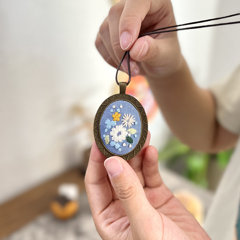 Kvetinový vyšívací DIY set – prívesok na kabelku a ozdoba na náhrdelník z textílie