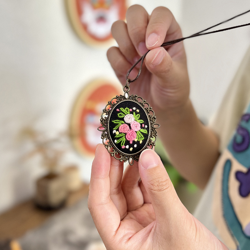 Kvetinový vyšívací DIY set – prívesok na kabelku a ozdoba na náhrdelník z textílie
