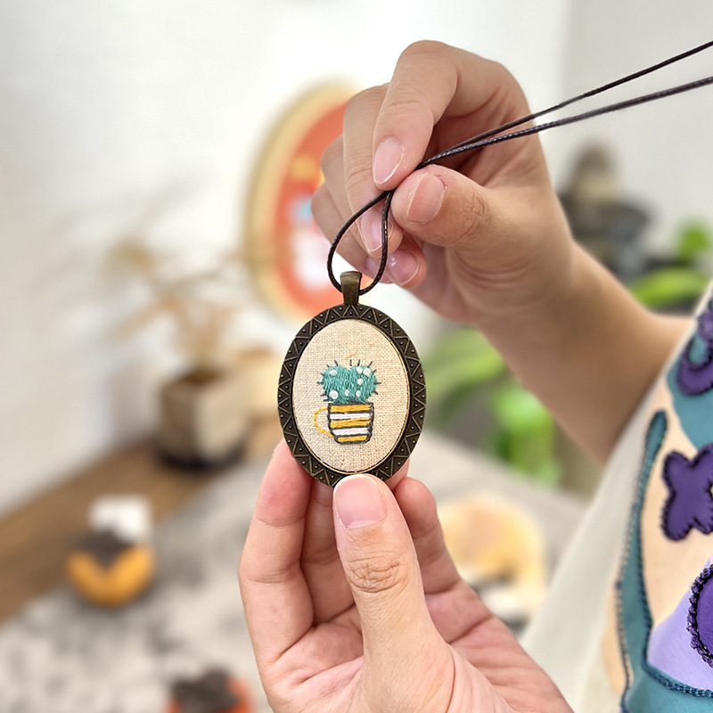 Kvetinový vyšívací DIY set – prívesok na kabelku a ozdoba na náhrdelník z textílie