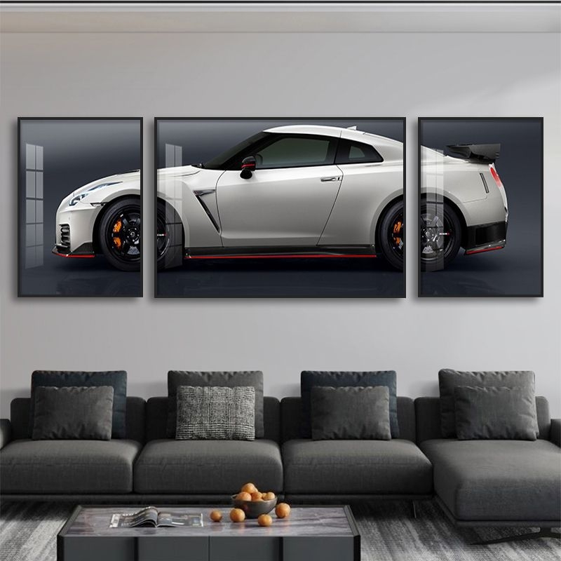 Trojpanelový obraz na stenu v modernom minimalistickom štýle s GTR športovým autom a Bohom vojny