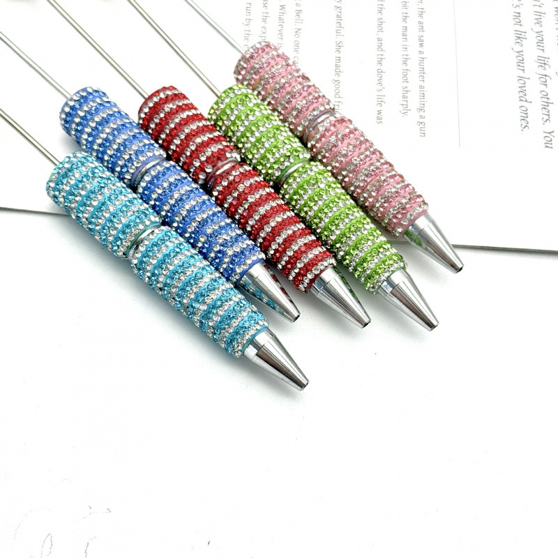 DIY pero s pruhmi zo štrasových korálok