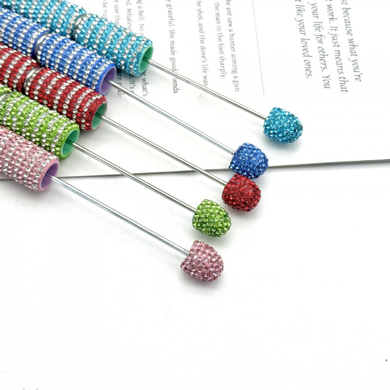 DIY pero s pruhmi zo štrasových korálok
