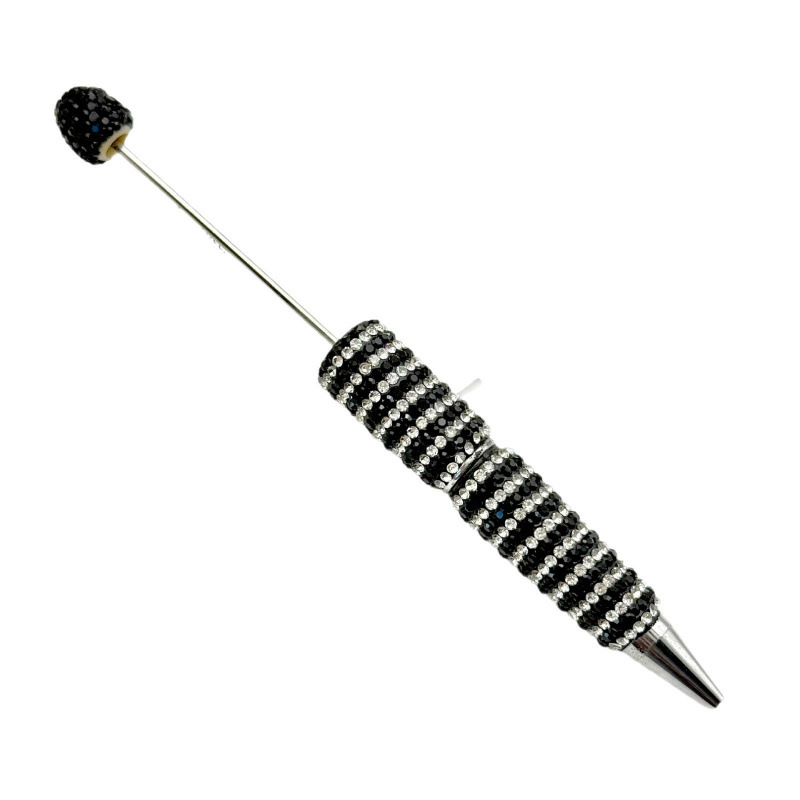 DIY pero s pruhmi zo štrasových korálok