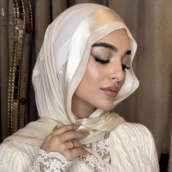 Női chiffon hijab kendő, csíkos pliszírozott textúrával és természetes ráncokkal