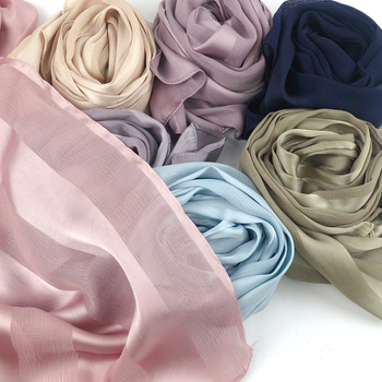 Női chiffon hijab kendő, csíkos pliszírozott textúrával és természetes ráncokkal