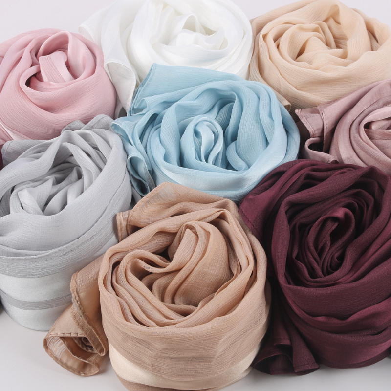 Női chiffon hijab kendő, csíkos pliszírozott textúrával és természetes ráncokkal
